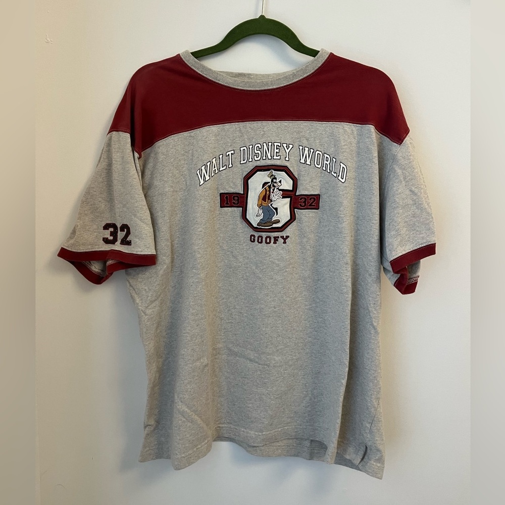 Walt Disney World- Unisex Grey and Maroon Goofy 1934 Embroidered
Graphic Tshirt